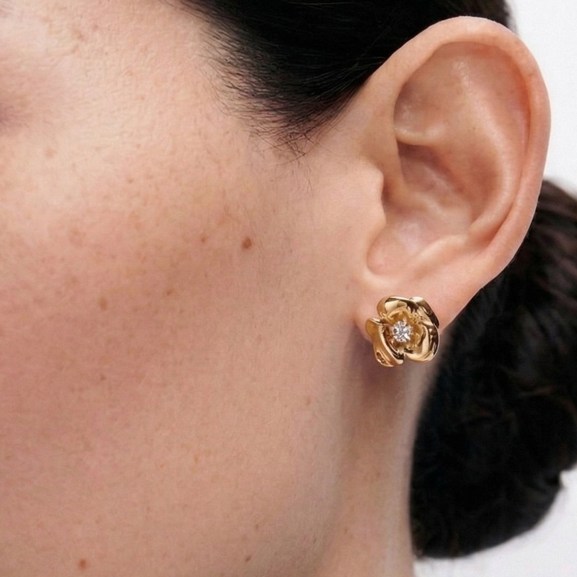Lulu Midi Flower Stud Earring in Gold