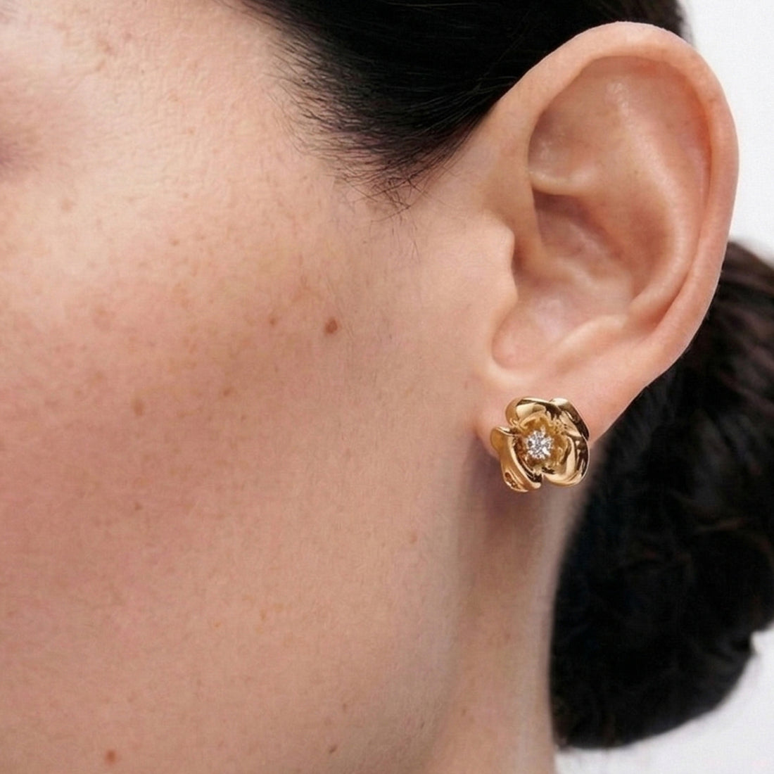 Lulu Midi Flower Stud Earring in Gold