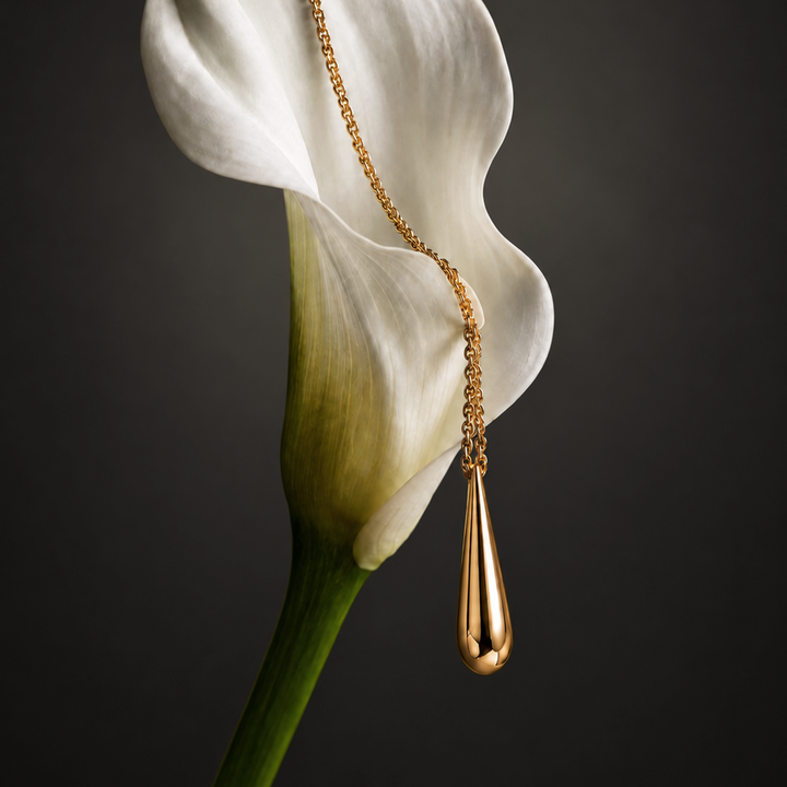 Eos Teardrop Necklace in Gold
