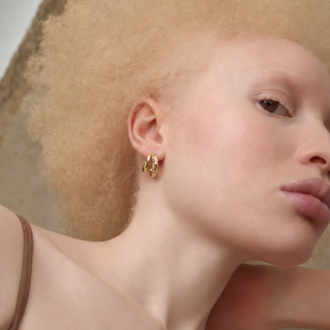Double Claw Hammered Hoop Earrings in Gold