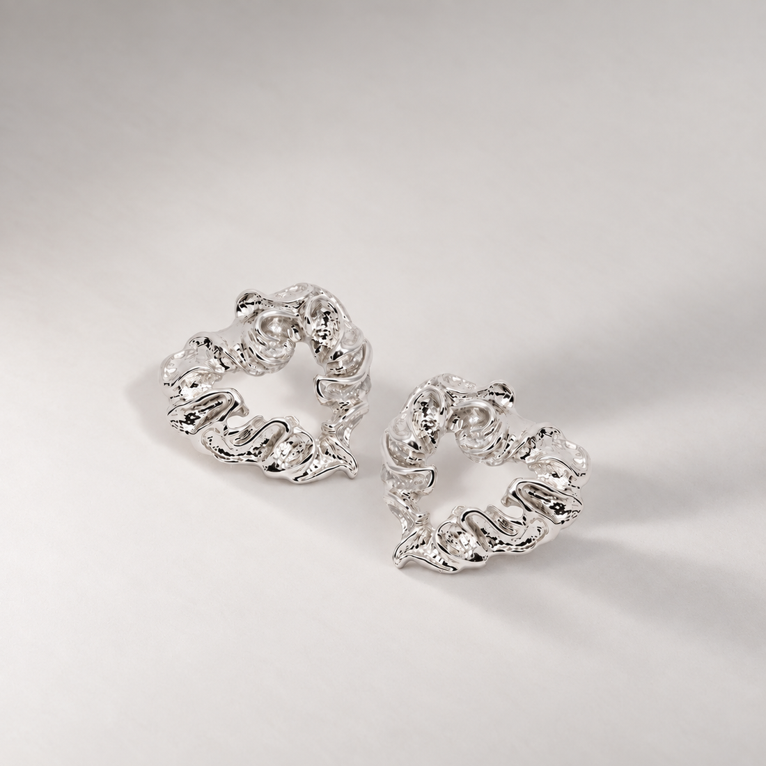 Maxi Vintage Heart Stud Earrings in Silver