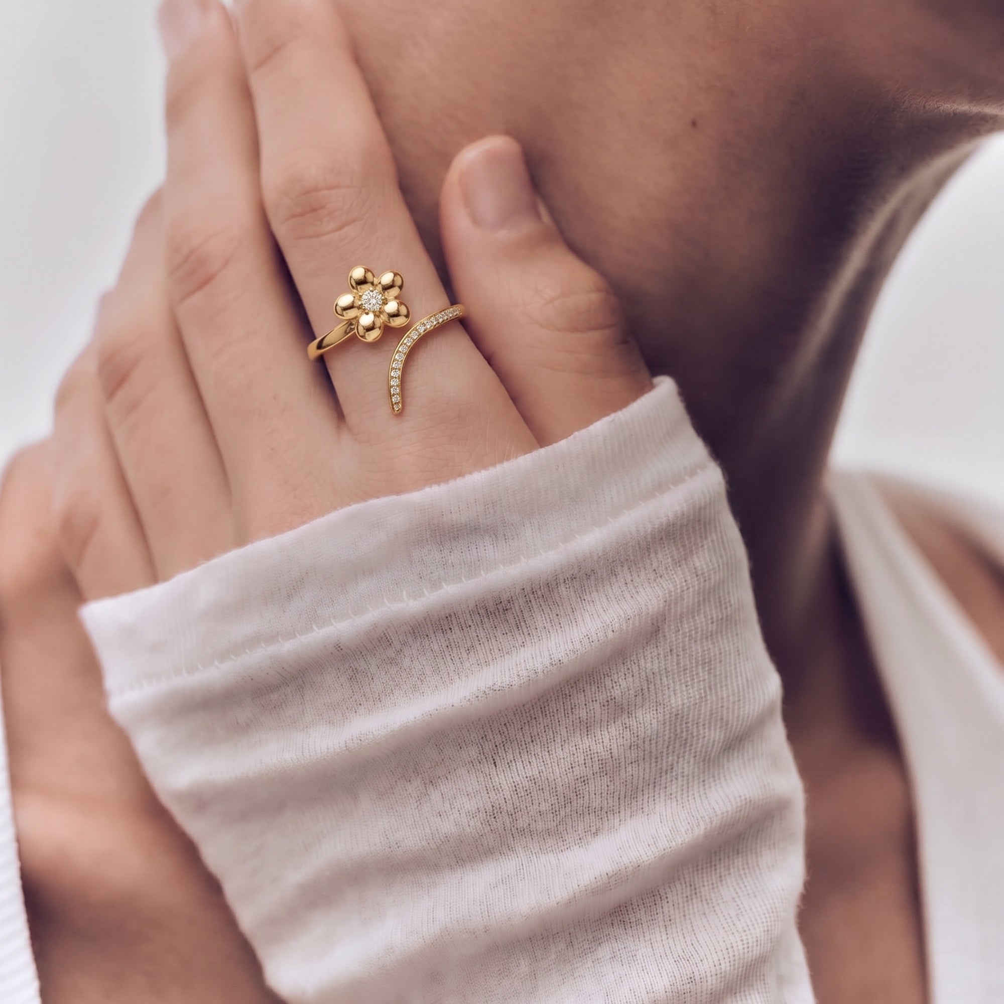 MEIGU CRYSTAL OPEN RING IN GOLD & CRYSTALS