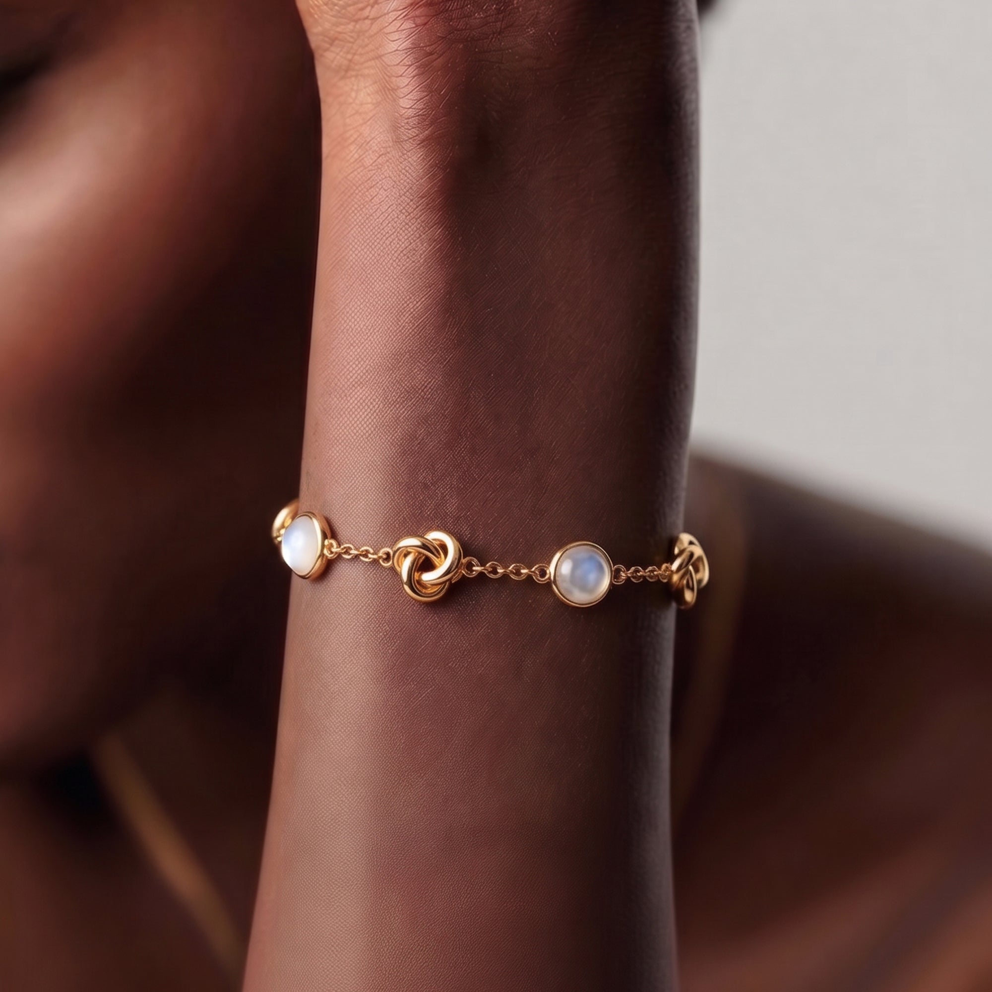 KNOT BRACELET IN GOLD AND CRYSTALS