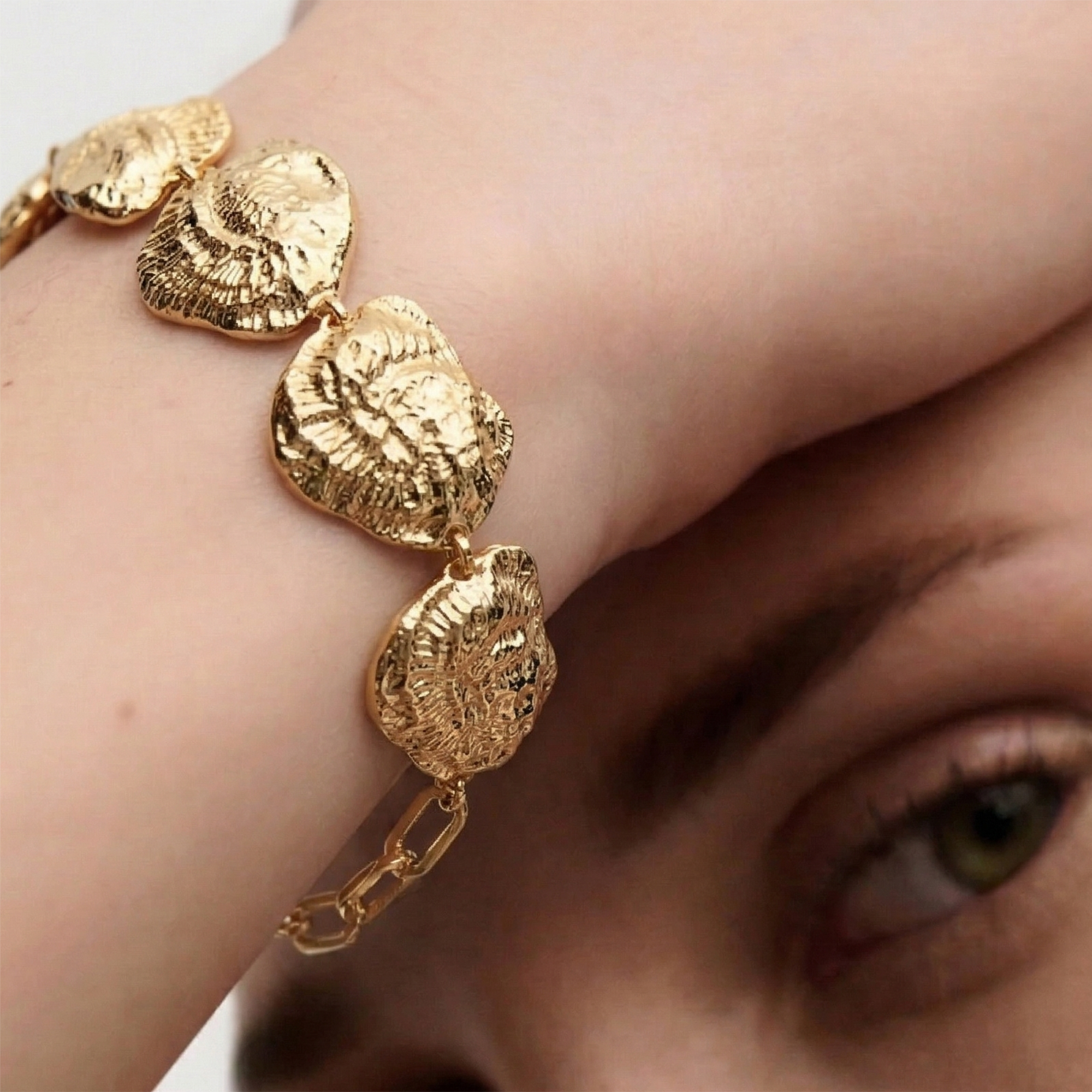 Oldeu Shell Maxi Bracelet in Gold