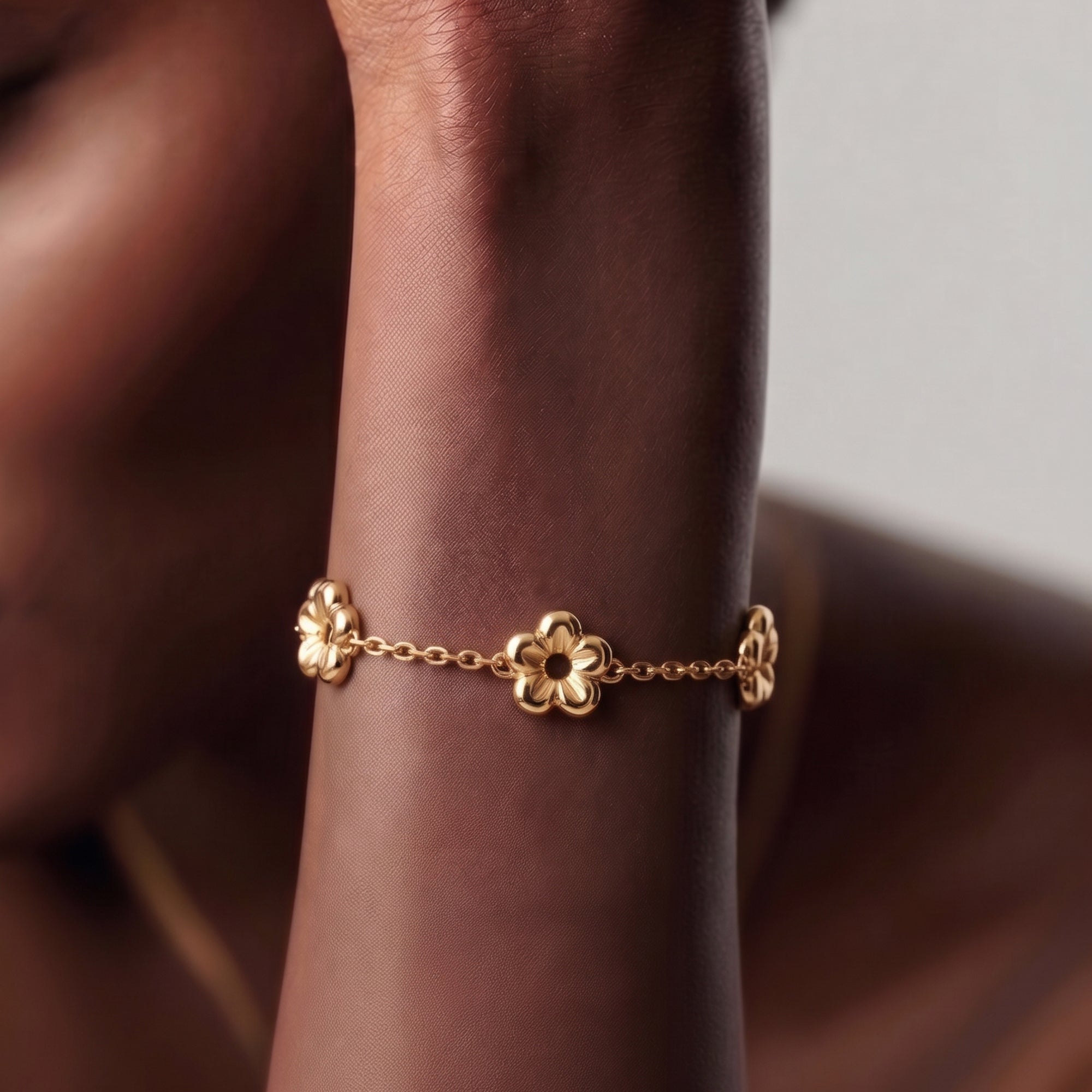 LULO MULTI FLOWER BRACELET IN GOLD