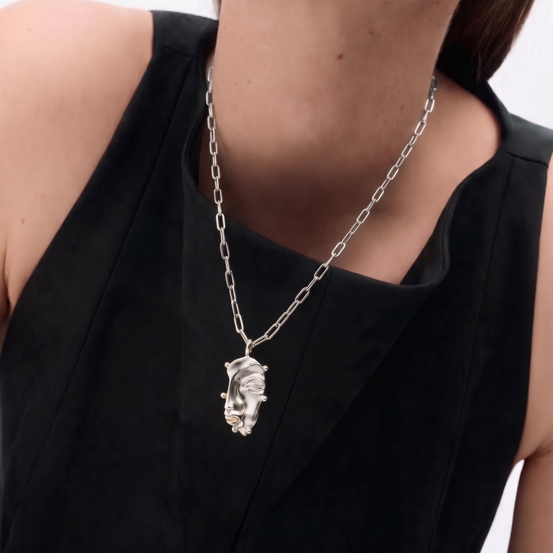 Cara Pendant Medium Necklace in Silver