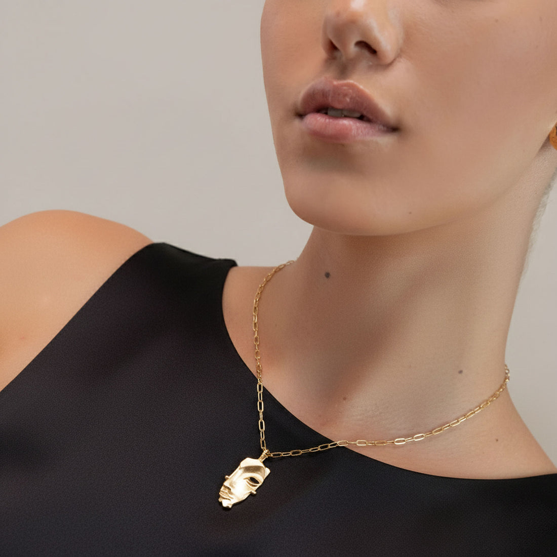 Cara Pendant Medium Necklace in Gold