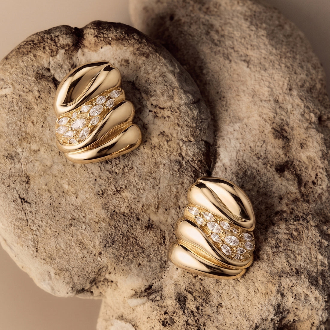 LAQUE EARRINGS IN GOLD AND CRYSTALS