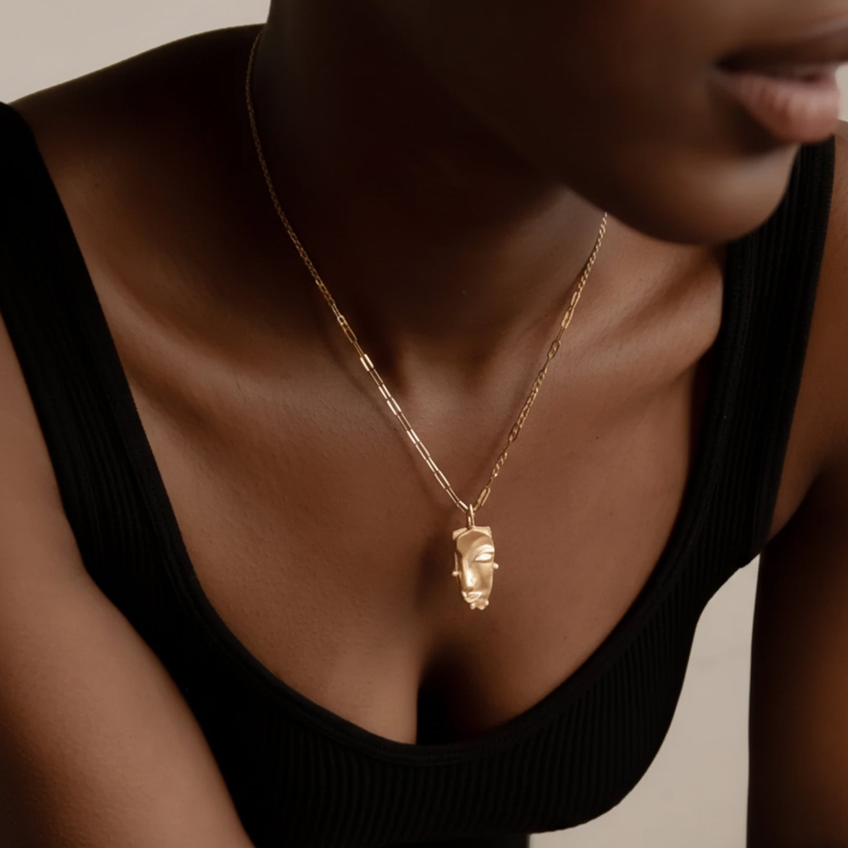 Cara Pendant Medium Necklace in Gold