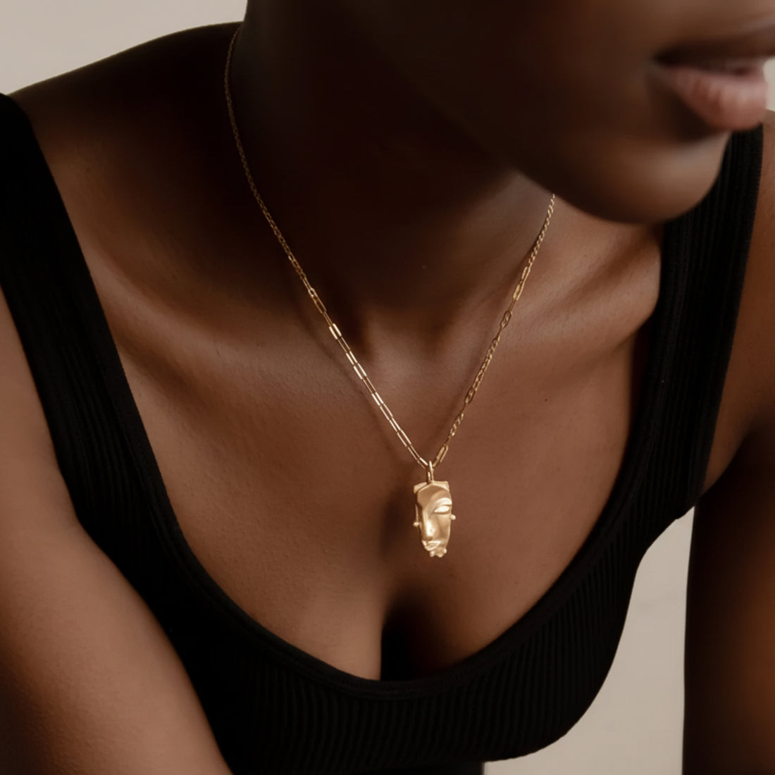 Cara Pendant Medium Necklace in Gold