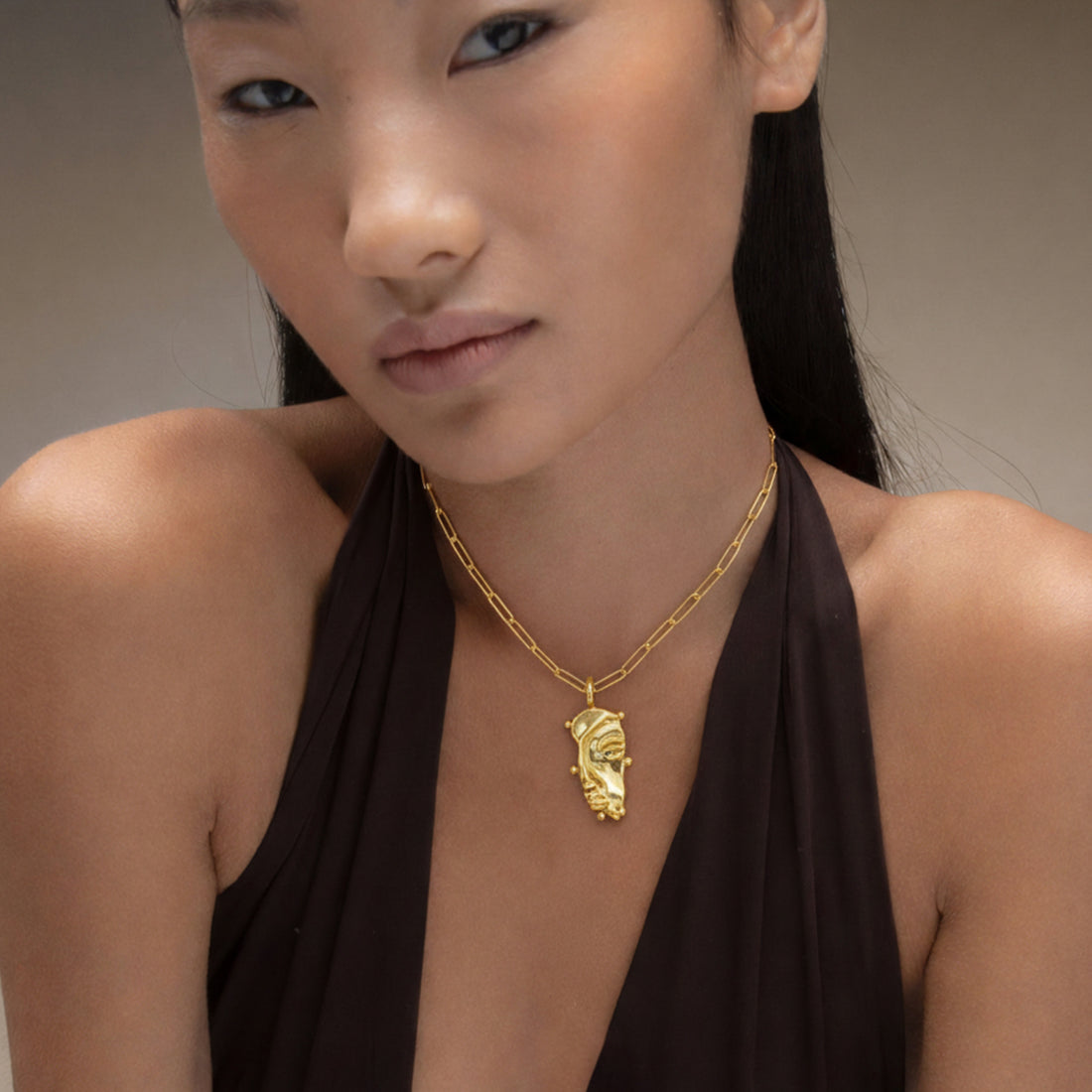 Cara Pendant Medium Necklace in Gold