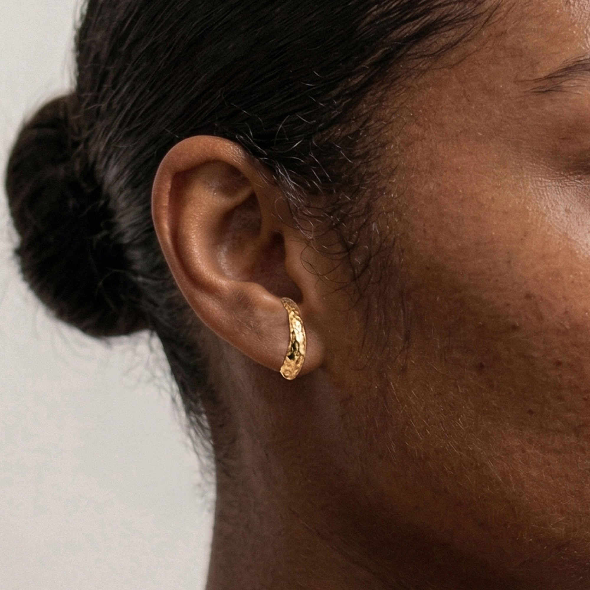 ARTO EAR CUFF STUD EARRINGS IN GOLD