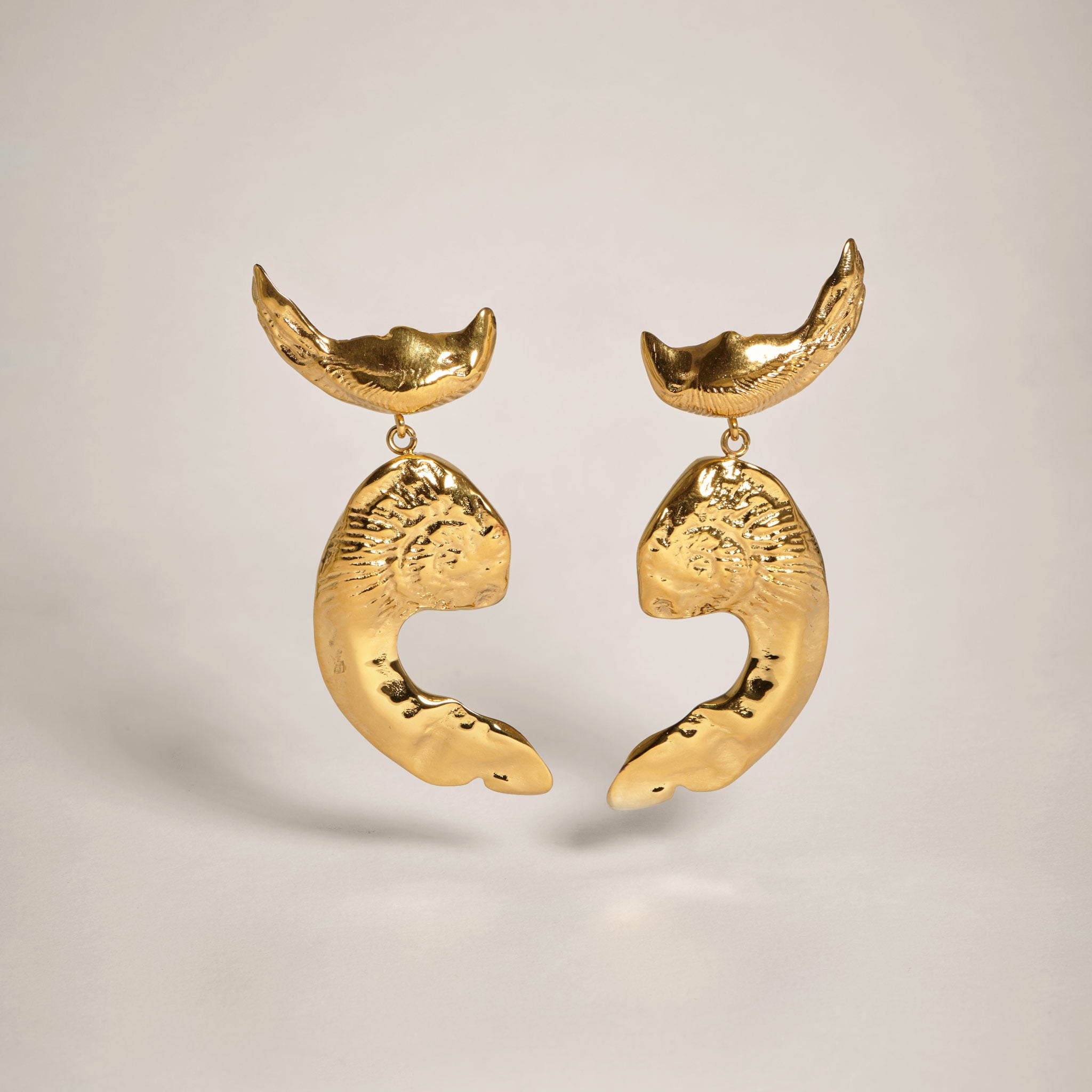 Vechi Shell Earrings in Gold