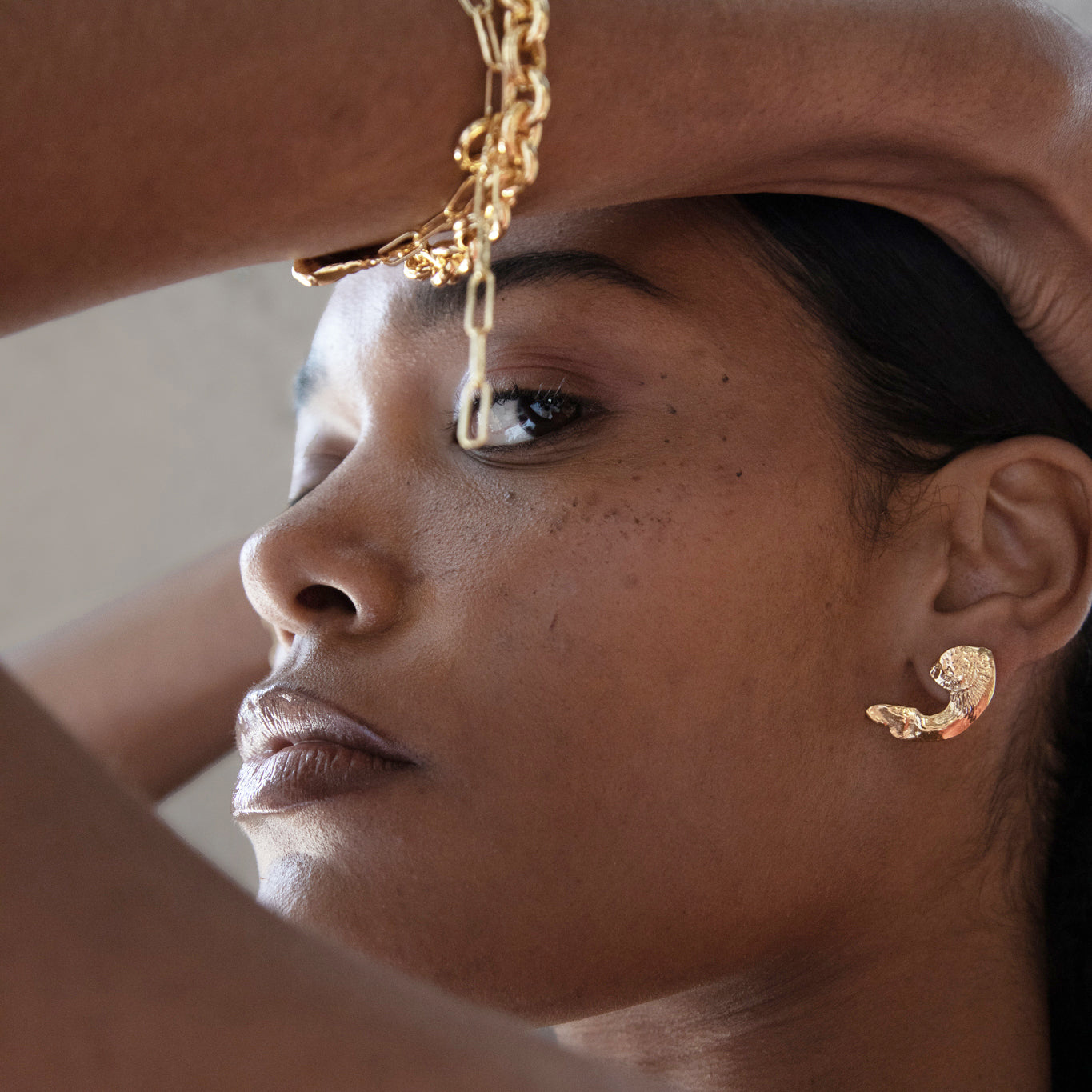 Vero Face On Stud Earrings in Gold