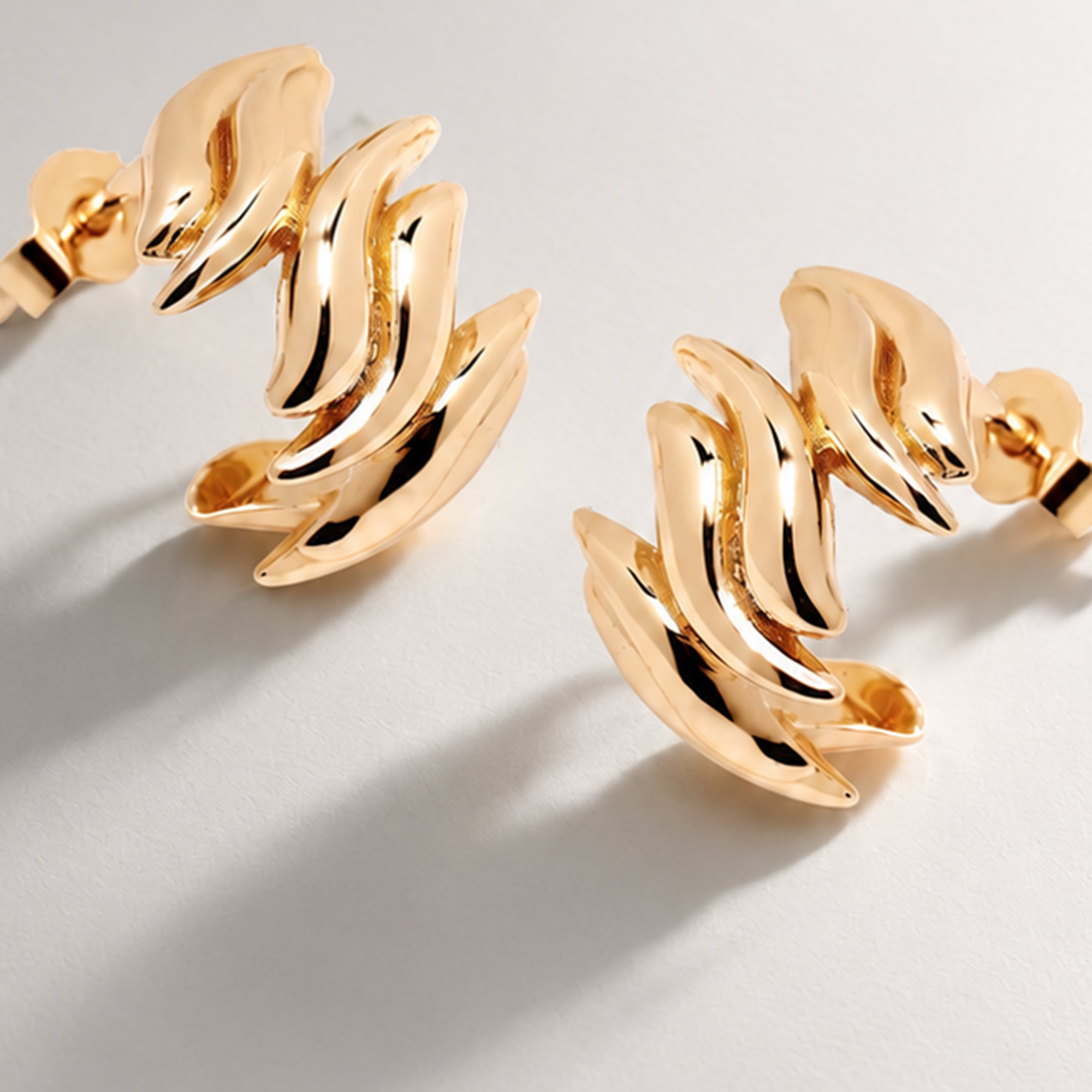 Lifter Mini Earrings in Gold