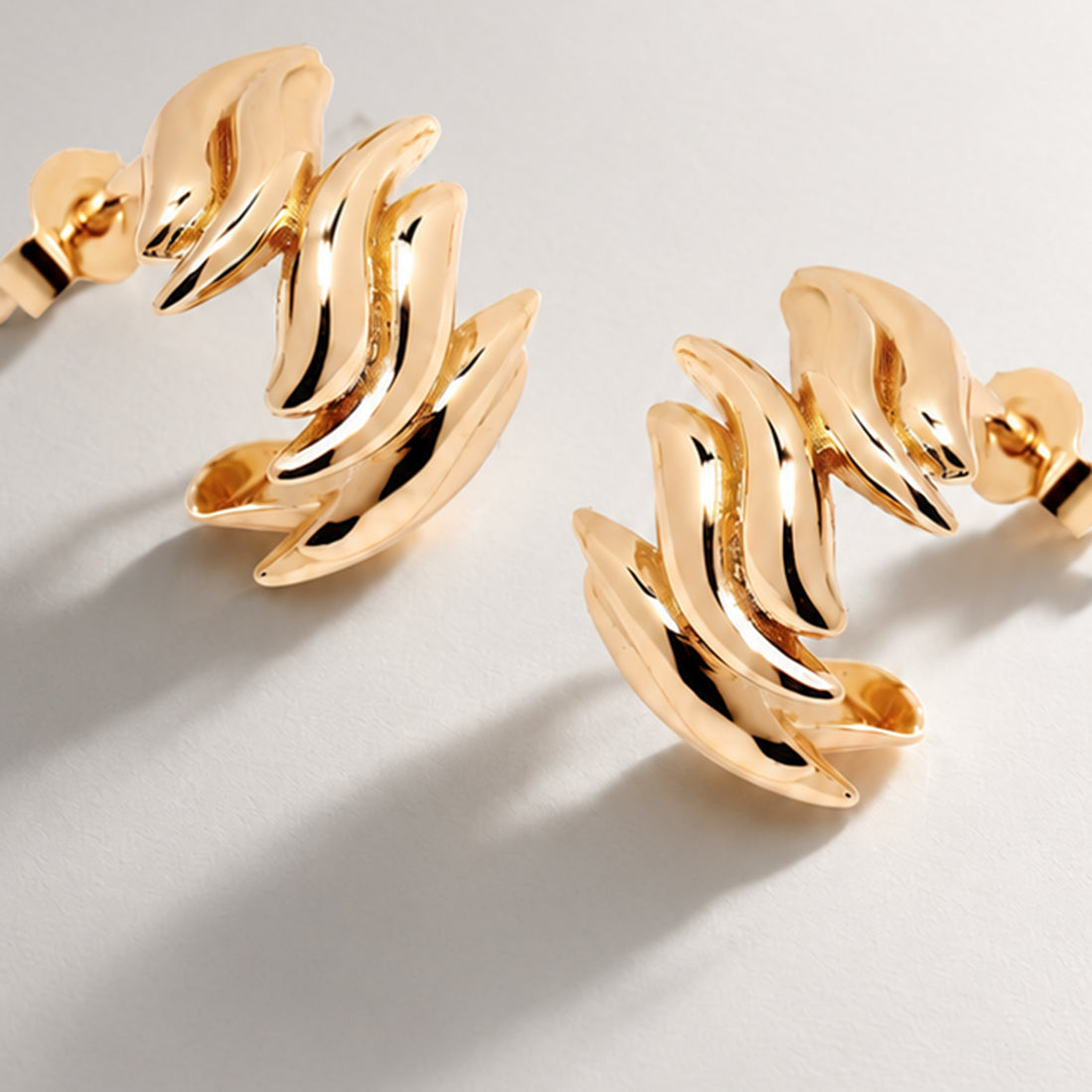 Lifter Mini Earrings in Gold