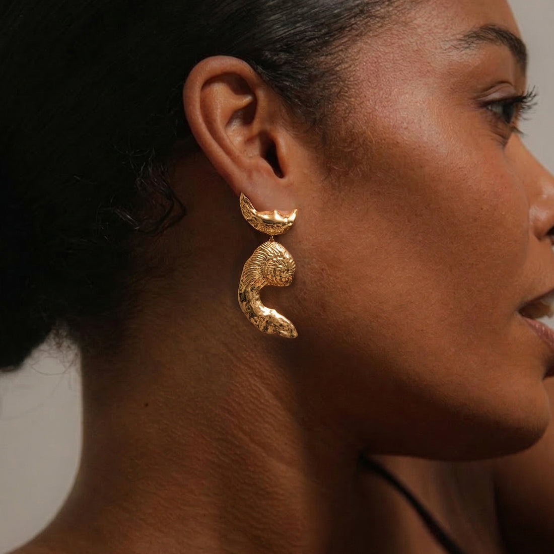 Vechi Shell Earrings in Gold