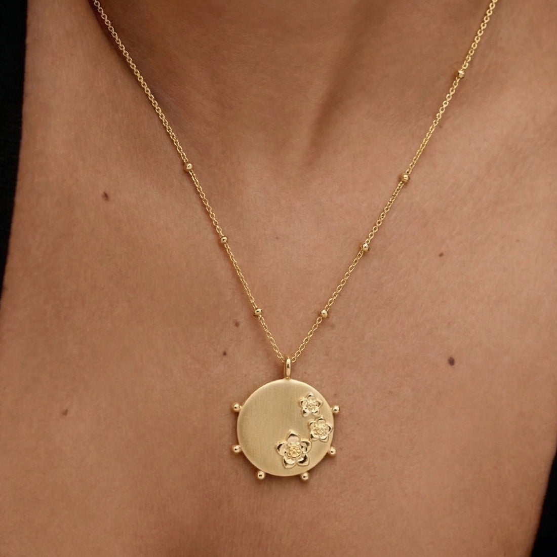 Mali Flower Pendant Short Necklace in Gold