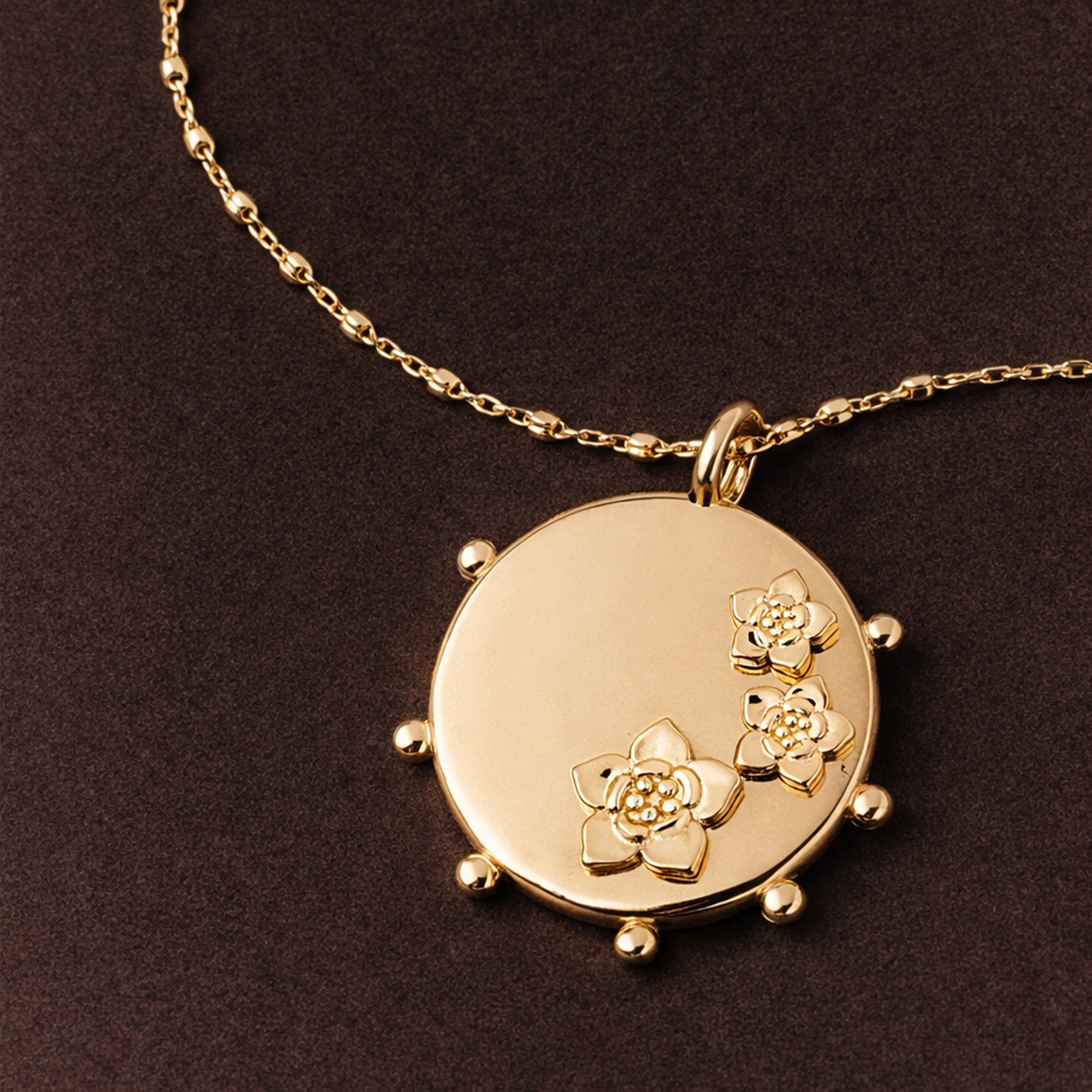 Mali Flower Pendant Short Necklace in Gold