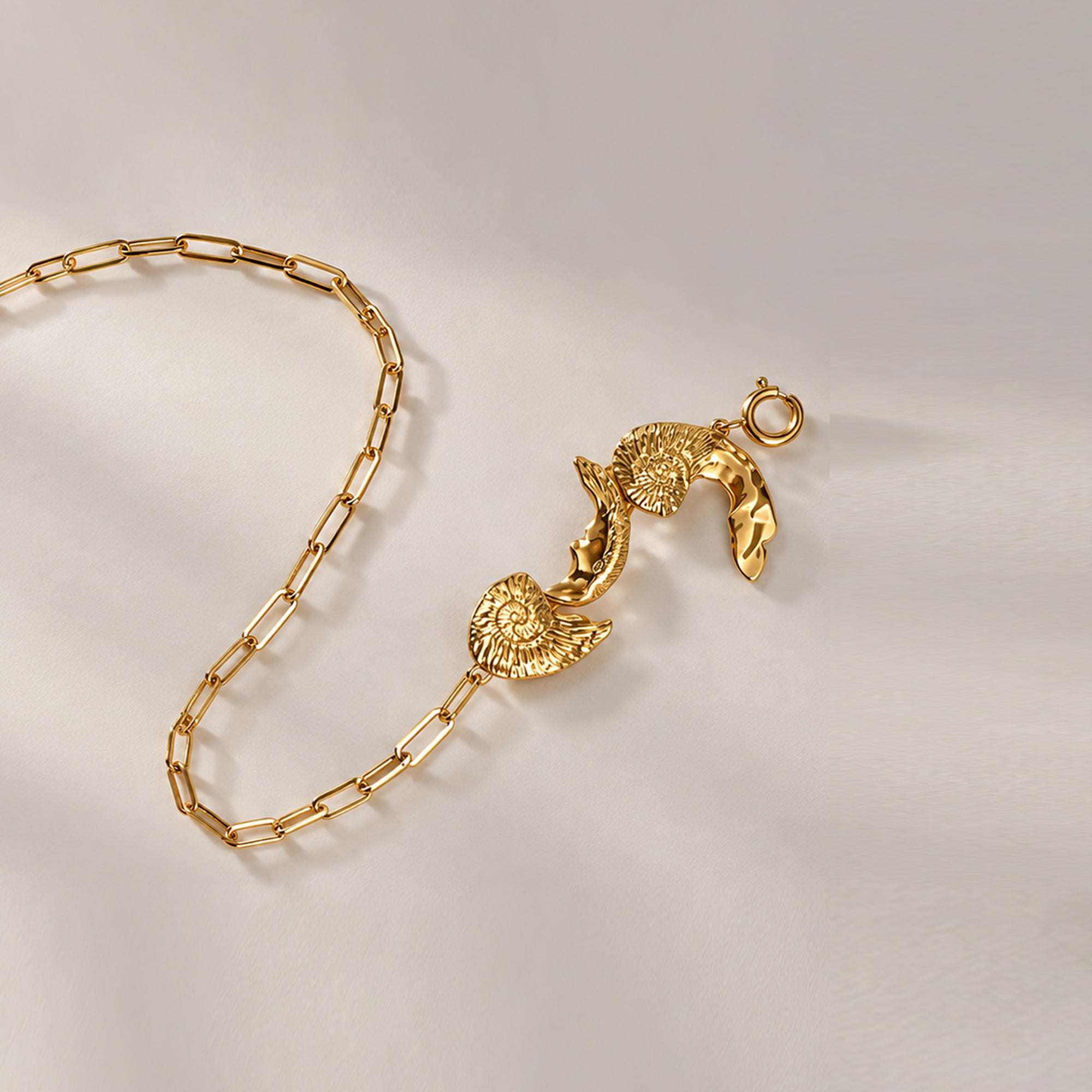 Shell Oldi Medium Necklace in Gold