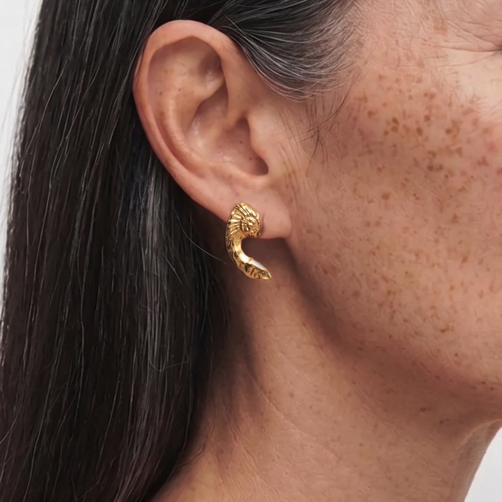 Vero Face On Stud Earrings in Gold