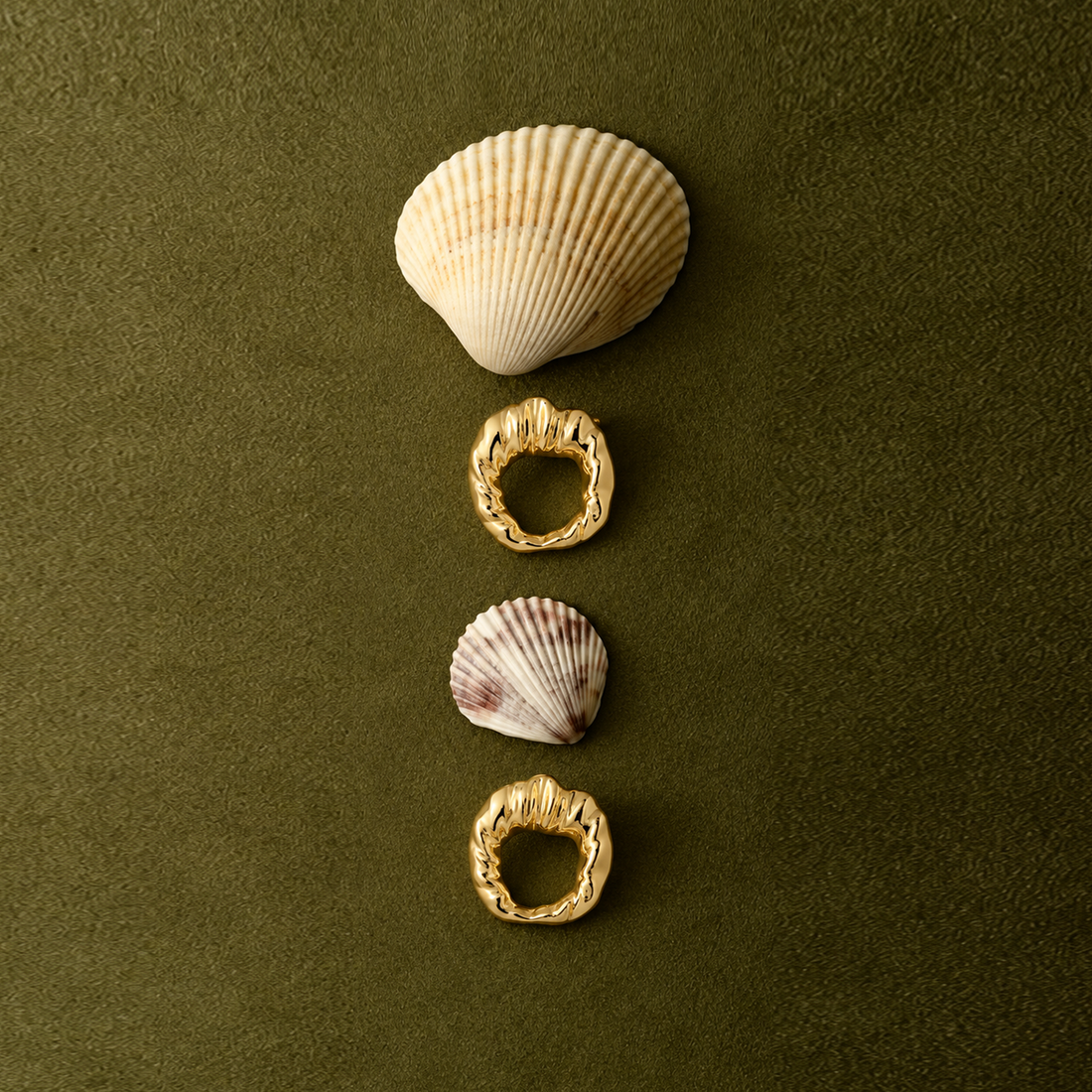 Iyun Face on Stud Earrings in Gold