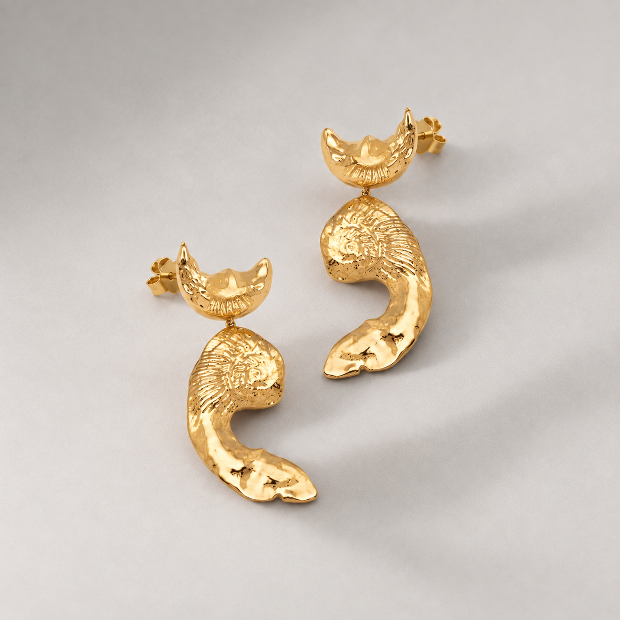Vechi Shell Earrings in Gold