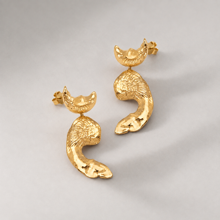 Vechi Shell Earrings in Gold