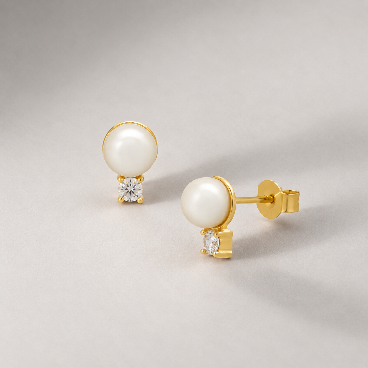 PERTO PEARL STUD EARRING IN GOLD