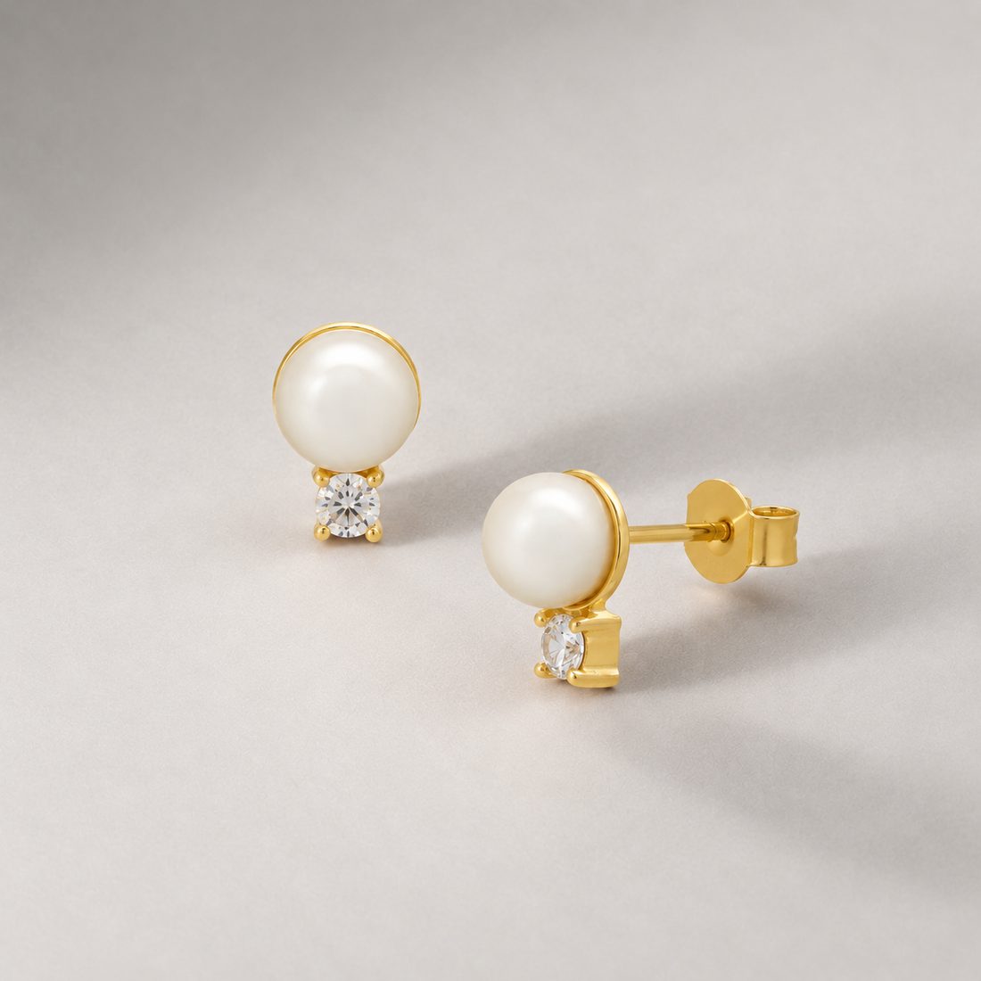 PERTO PEARL STUD EARRING IN GOLD