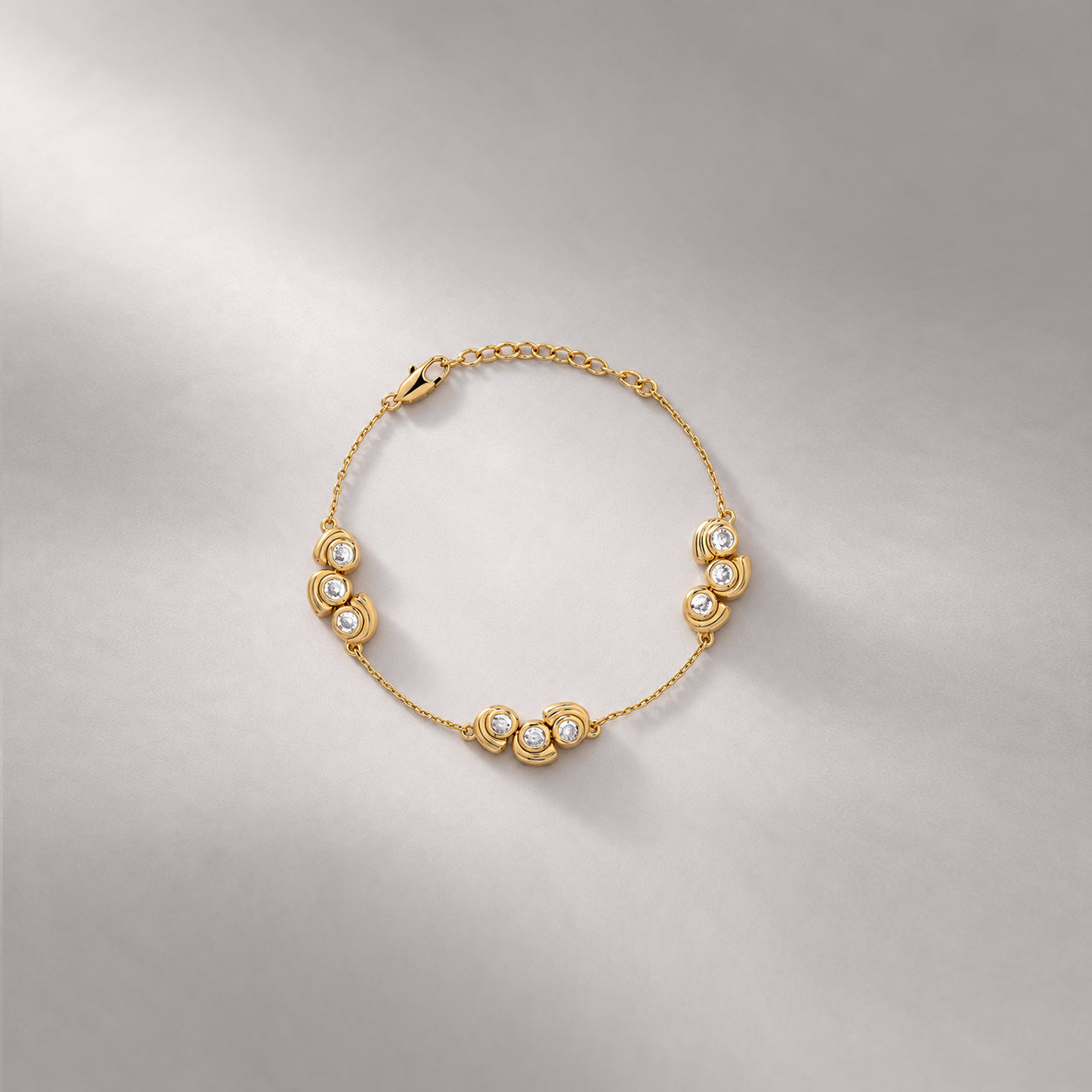 MAVLO CHAIN CRYSTAL BRACELET IN GOLD & CRYSTALS