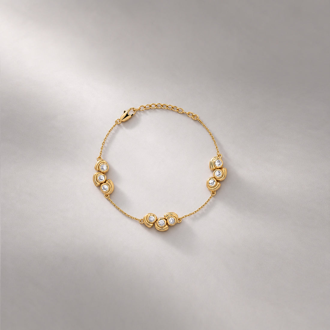 MAVLO CHAIN CRYSTAL BRACELET IN GOLD & CRYSTALS