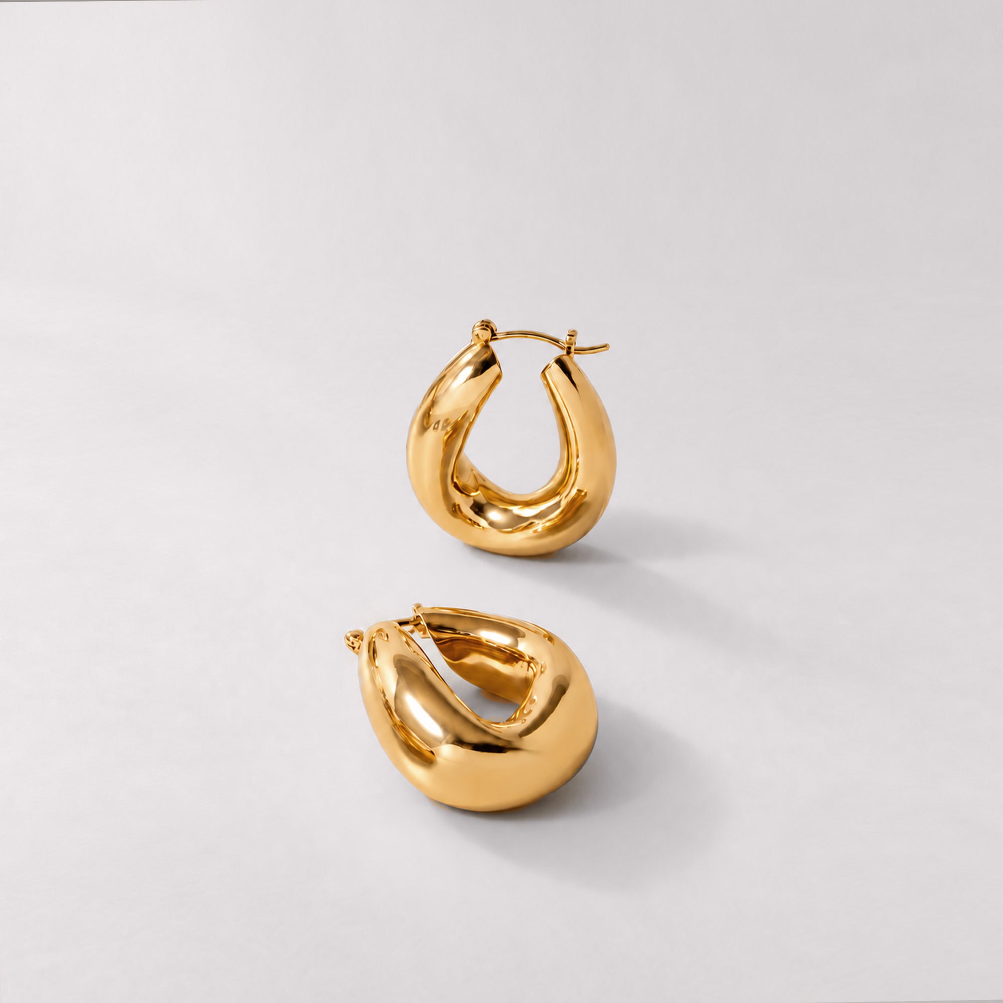Falin Midi Hoop Earrings in Gold