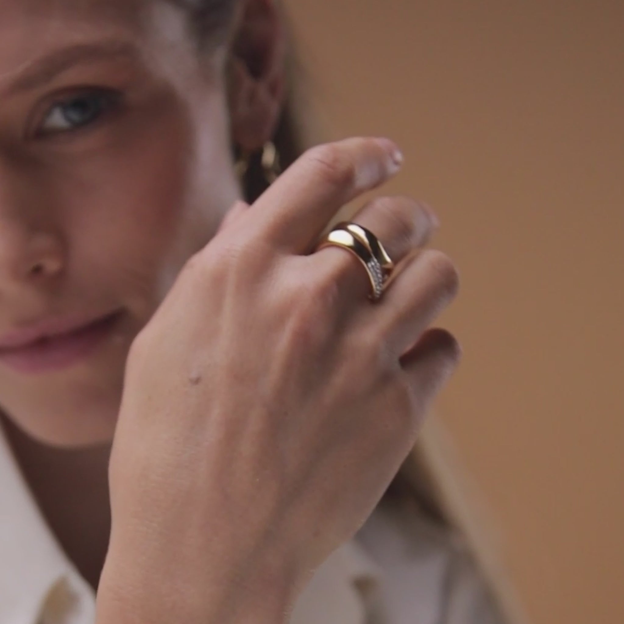 Curved Skinni Wave Pave Ring in Gold