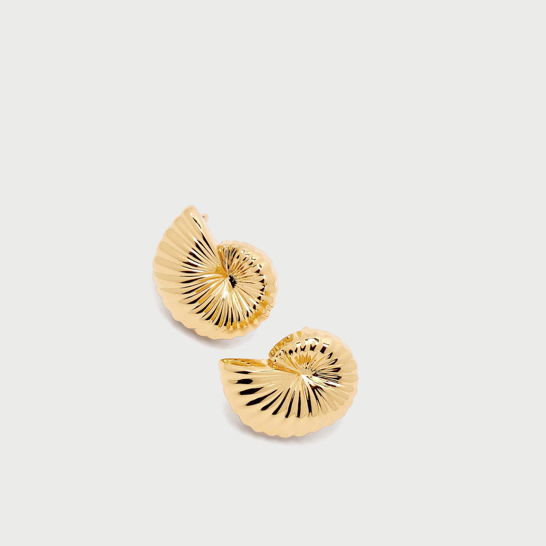 Moro Midi Shell Stud Earrings in Gold